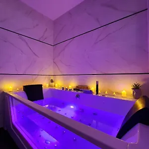 Chalet Chalet privatif / suite romantique love balneo, Le Castellet (Var)